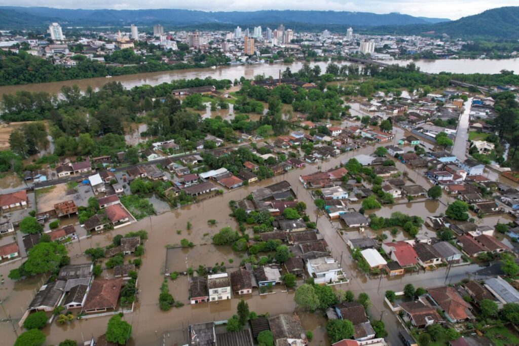 Governador determina que polícia investigue venda de cestas básicas em cidades afetadas pelas chuvas no PR