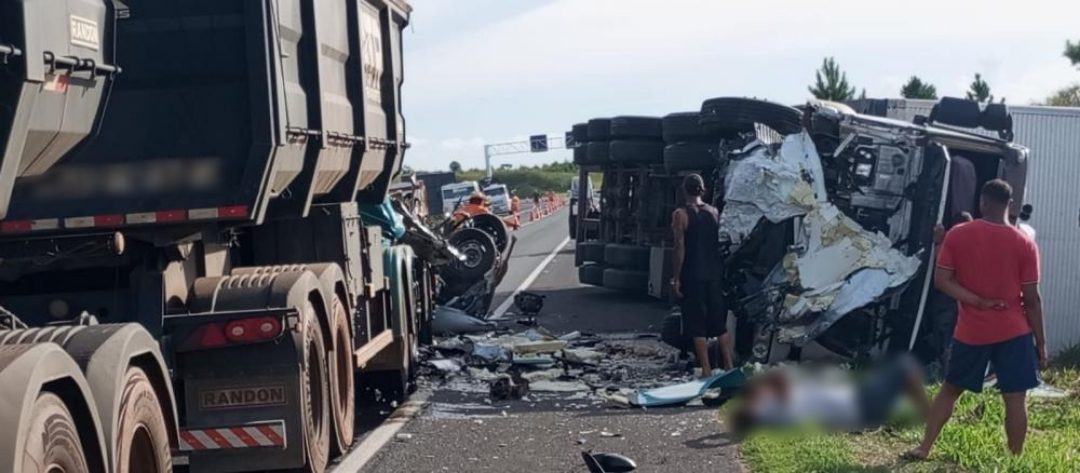 Acidente com um carro e duas carretas mata motorista na PR-151