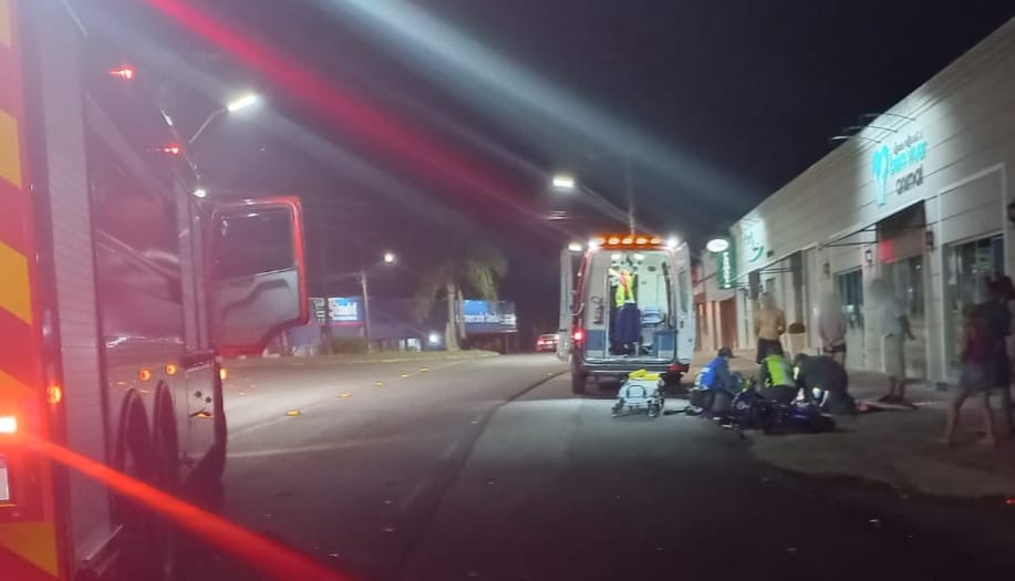 Veículo atinge motocicleta e condutor é atendido com suspeita de fratura perna