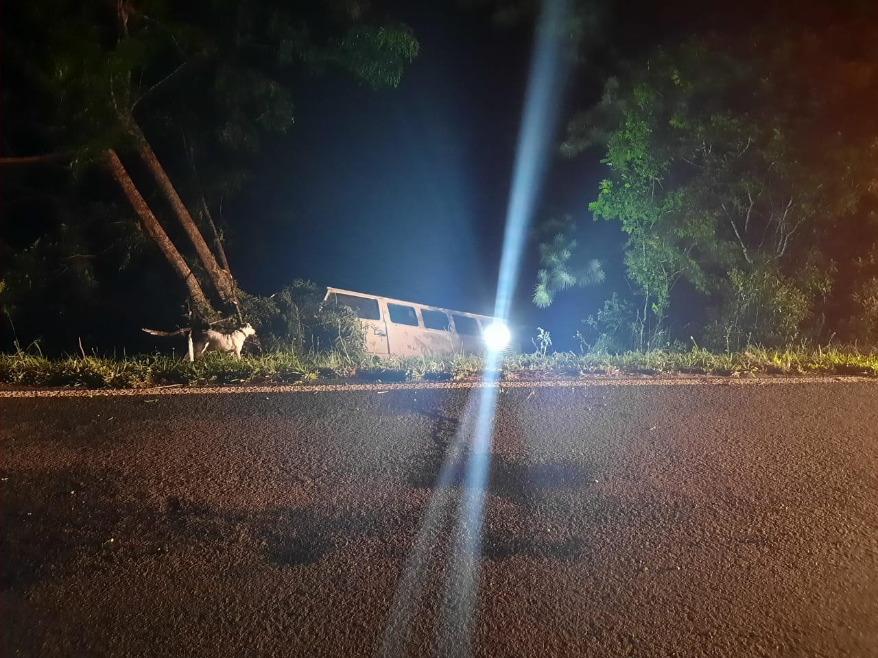 Acidente envolvendo uma kombi com placas de União da Vitória na PR 438 em PG