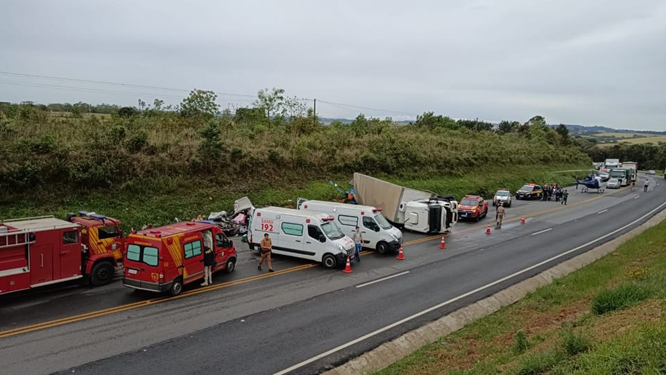 Atualização do acidente na BR-277: duas pessoas morrem após batida frontal entre carro e caminhão