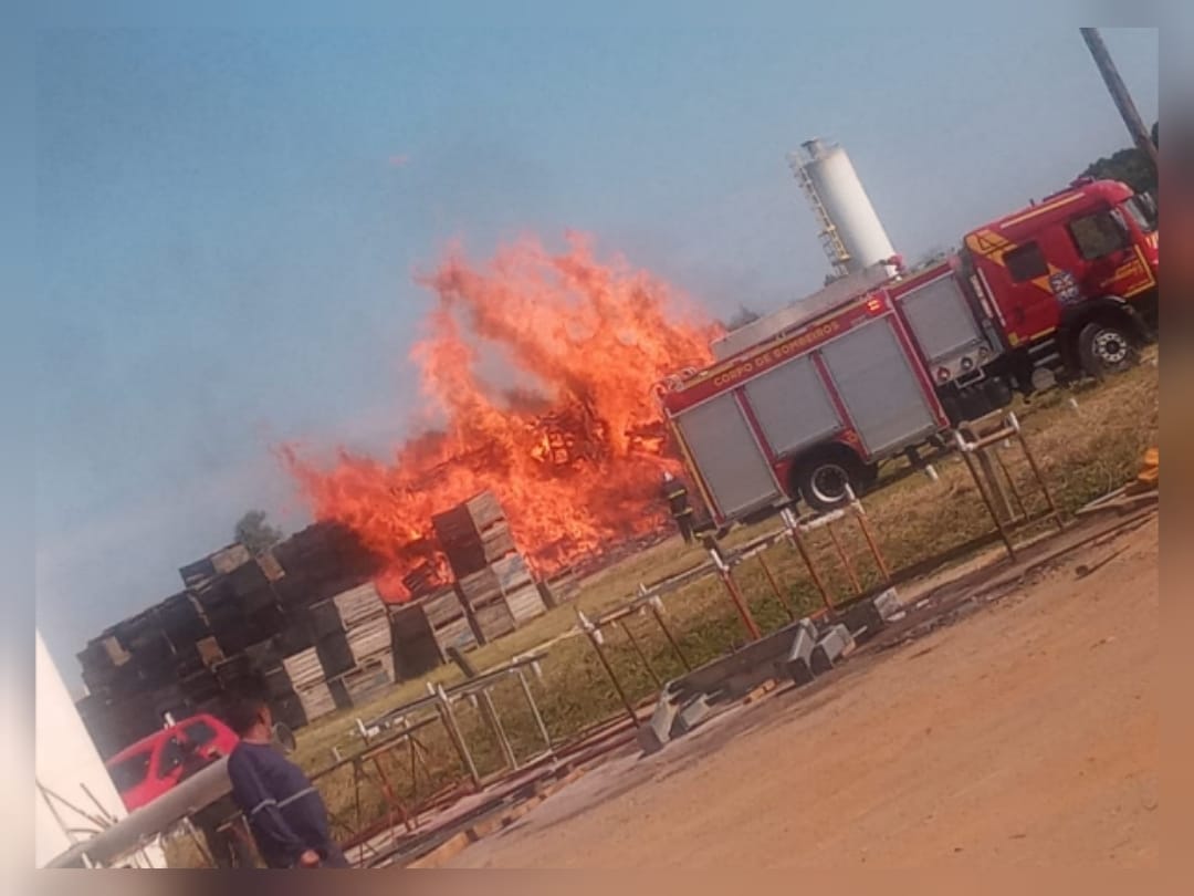 VÍDEO: caixotes e pallets de madeira pegam fogo e causam incêndio em empresa da Lapa