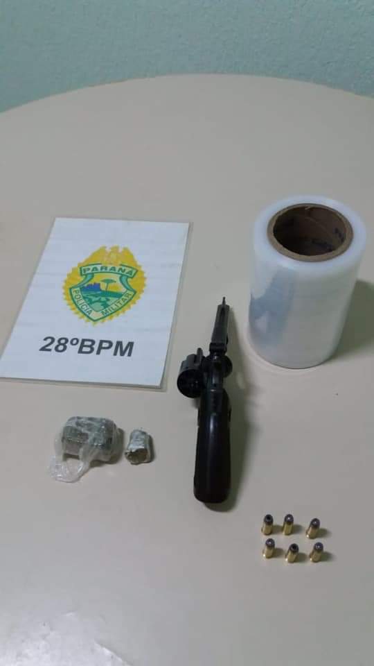 Policiais do 28 BPM prendem rapazes com drogas e portando arma de fogo