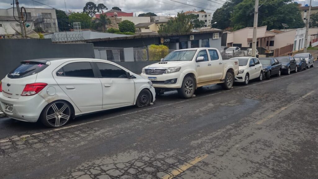 Sem espaço em pátio, Polícia Civil deixa carros apreendidos na rua em São Mateus do Sul