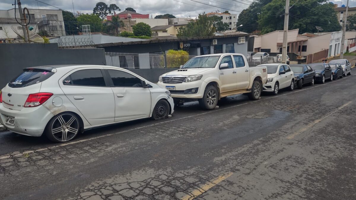 Sem espaço em pátio, Polícia Civil deixa carros apreendidos na rua em São Mateus do Sul