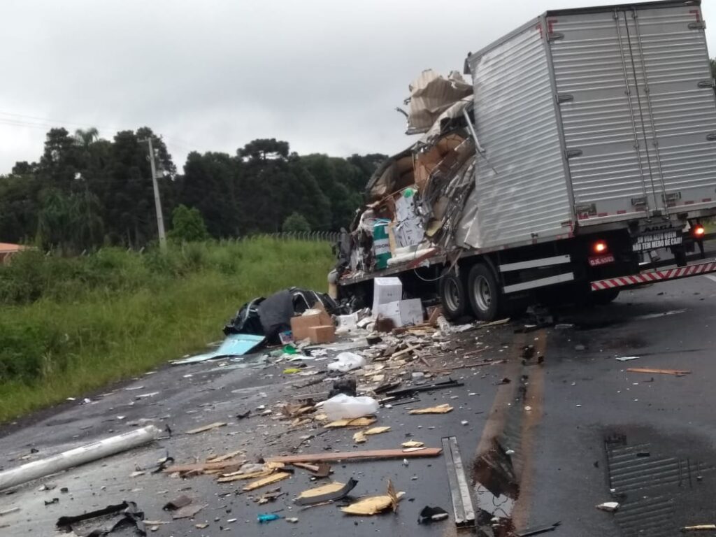 Acidente entre caminhões, na BR 476, fecha rodovia no KM 333