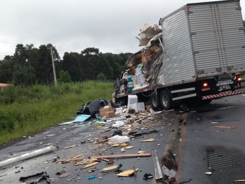 Acidente entre caminhões, na BR 476, fecha rodovia no KM 333