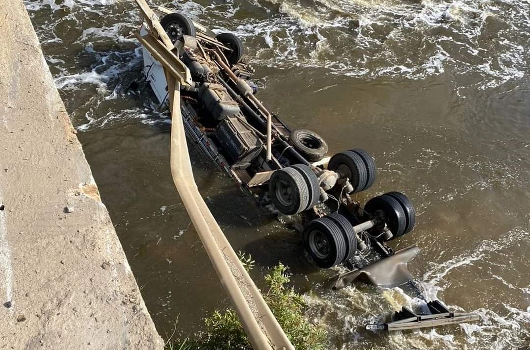 Caminhão cai de ponte e vai parar dentro do Rio Iguaçu em Curitiba