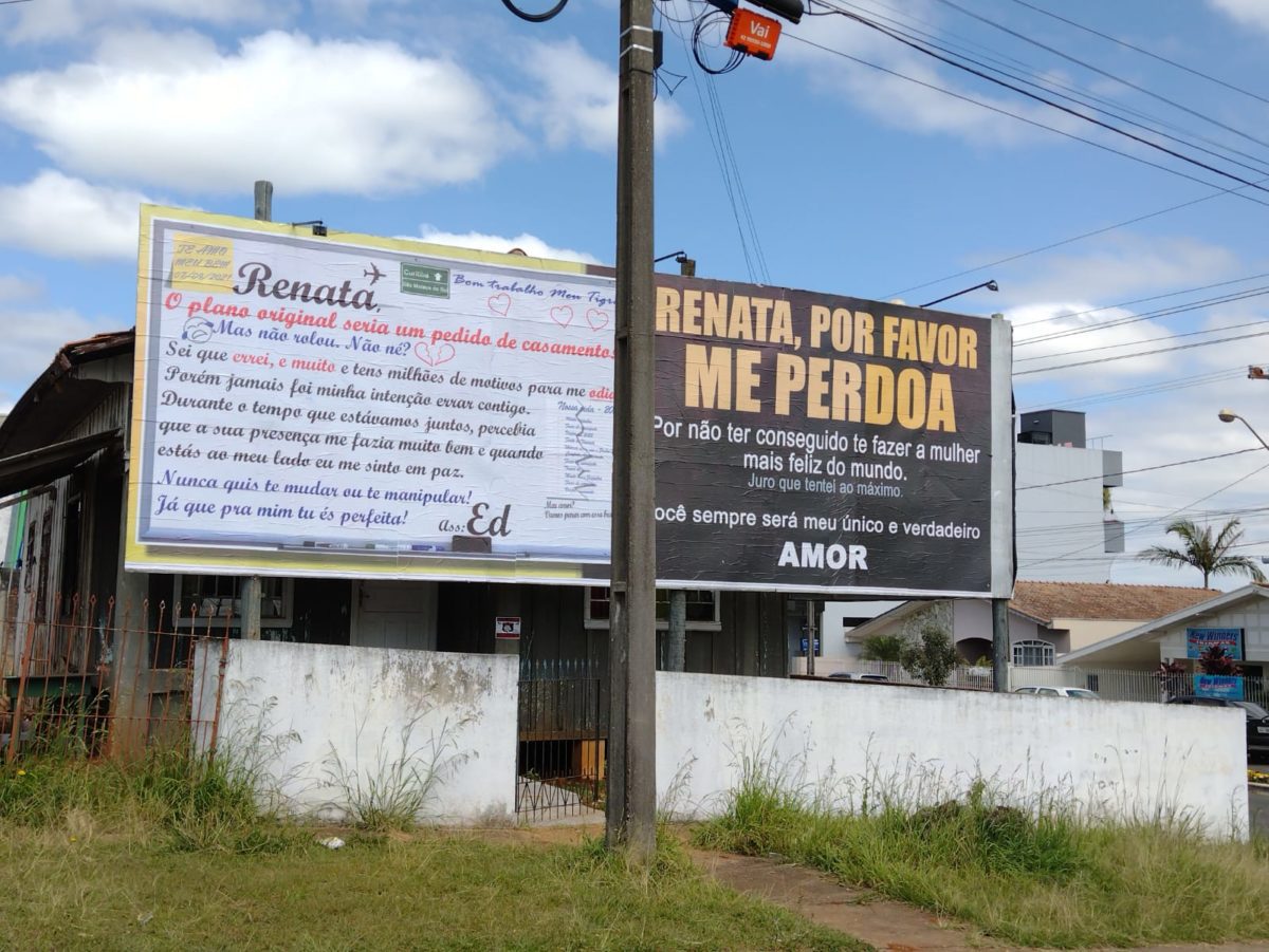 Homem faz pedido de desculpas e declaração de amor em outdoor, em São Mateus do Sul