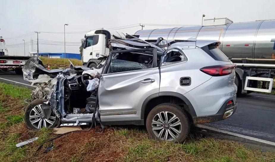 Idoso fica preso nas ferragens após grave acidente com caminhão na BR-376