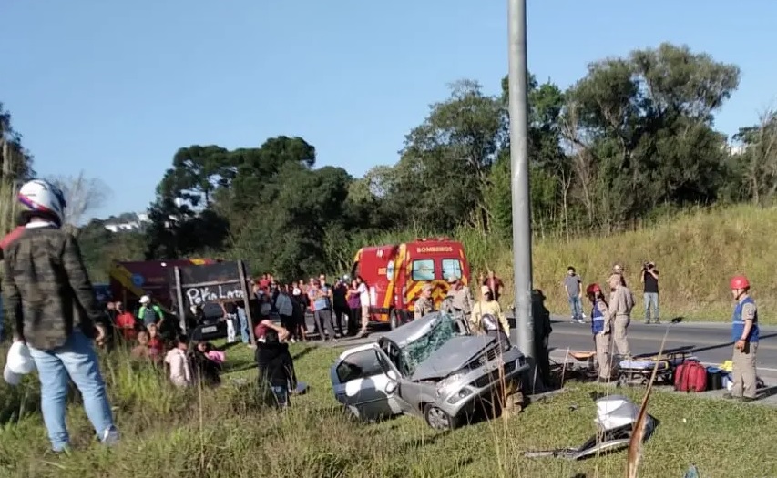 Mãe e filho de 2 anos sofrem acidente no Contorno Norte e mulher fica presa às ferragens