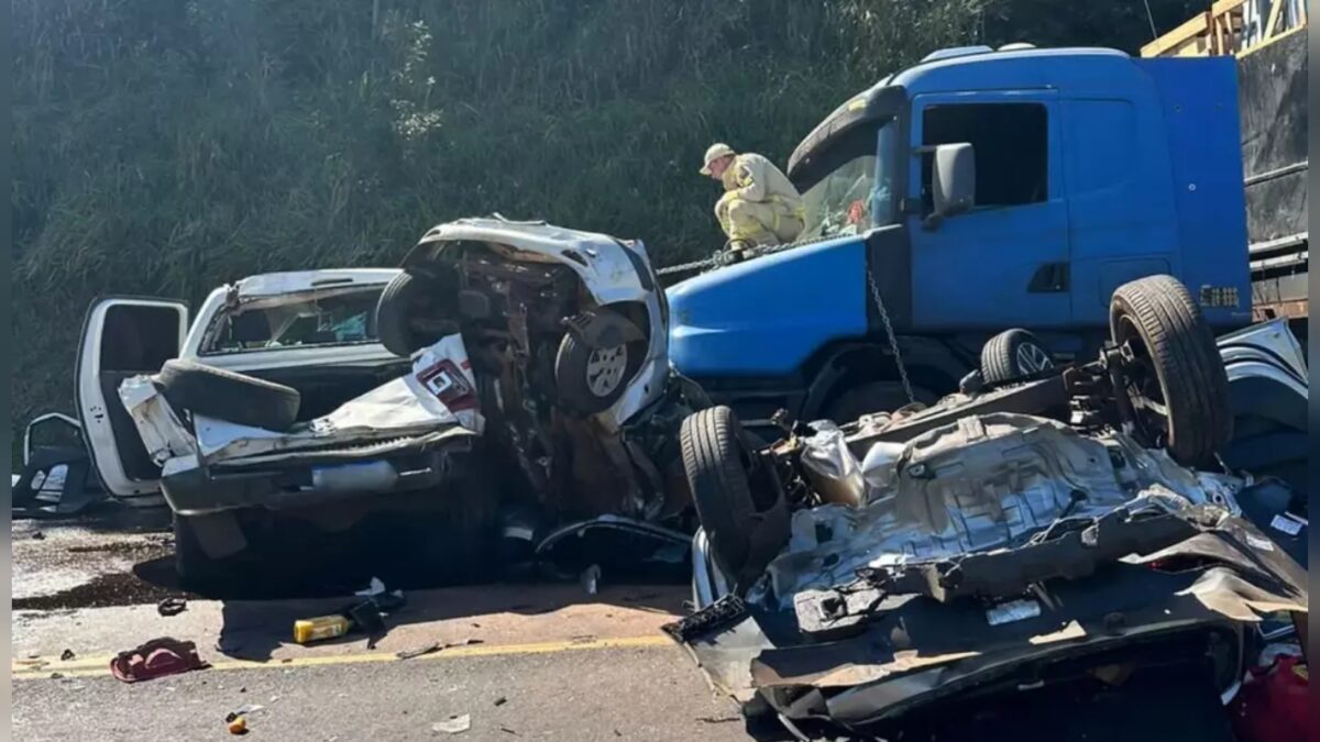 Quatro pessoas morrem em acidente entre carreta, caminhão e quatro carros no Paraná