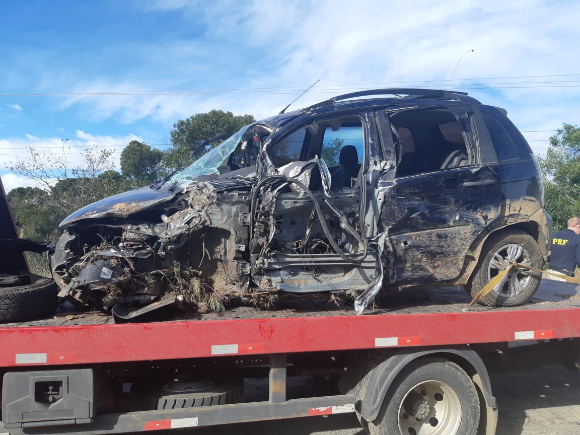 Motorista fica ferido em acidente envolvendo três caminhões e um carro na BR-476