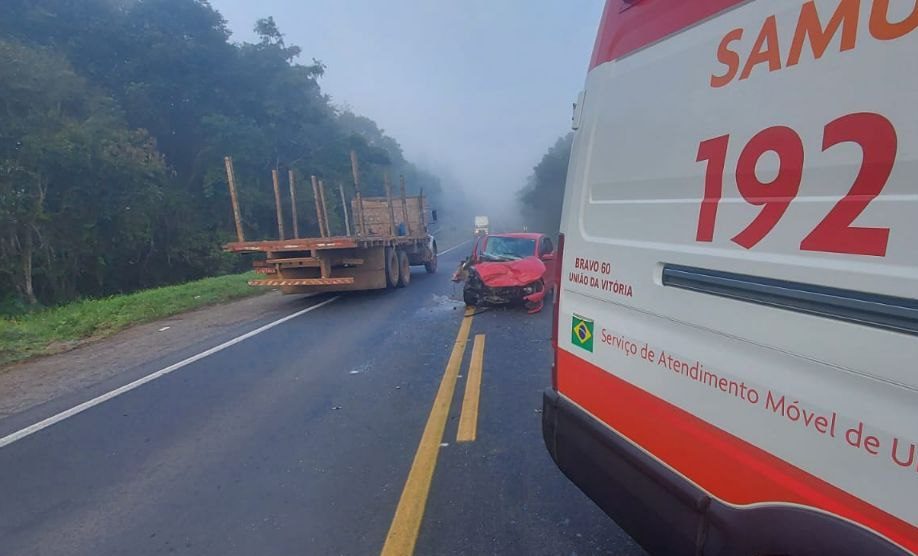 Acidente na BR-476 envolvendo carro e caminhão deixa uma pessoa ferida