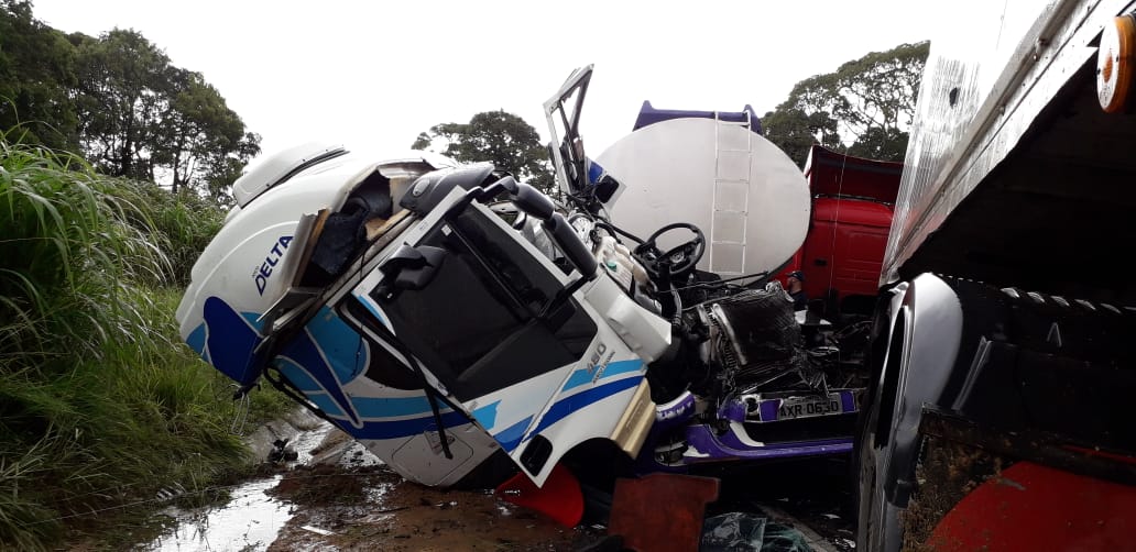 Acidente entre duas carretas gerou lentidão na BR-476