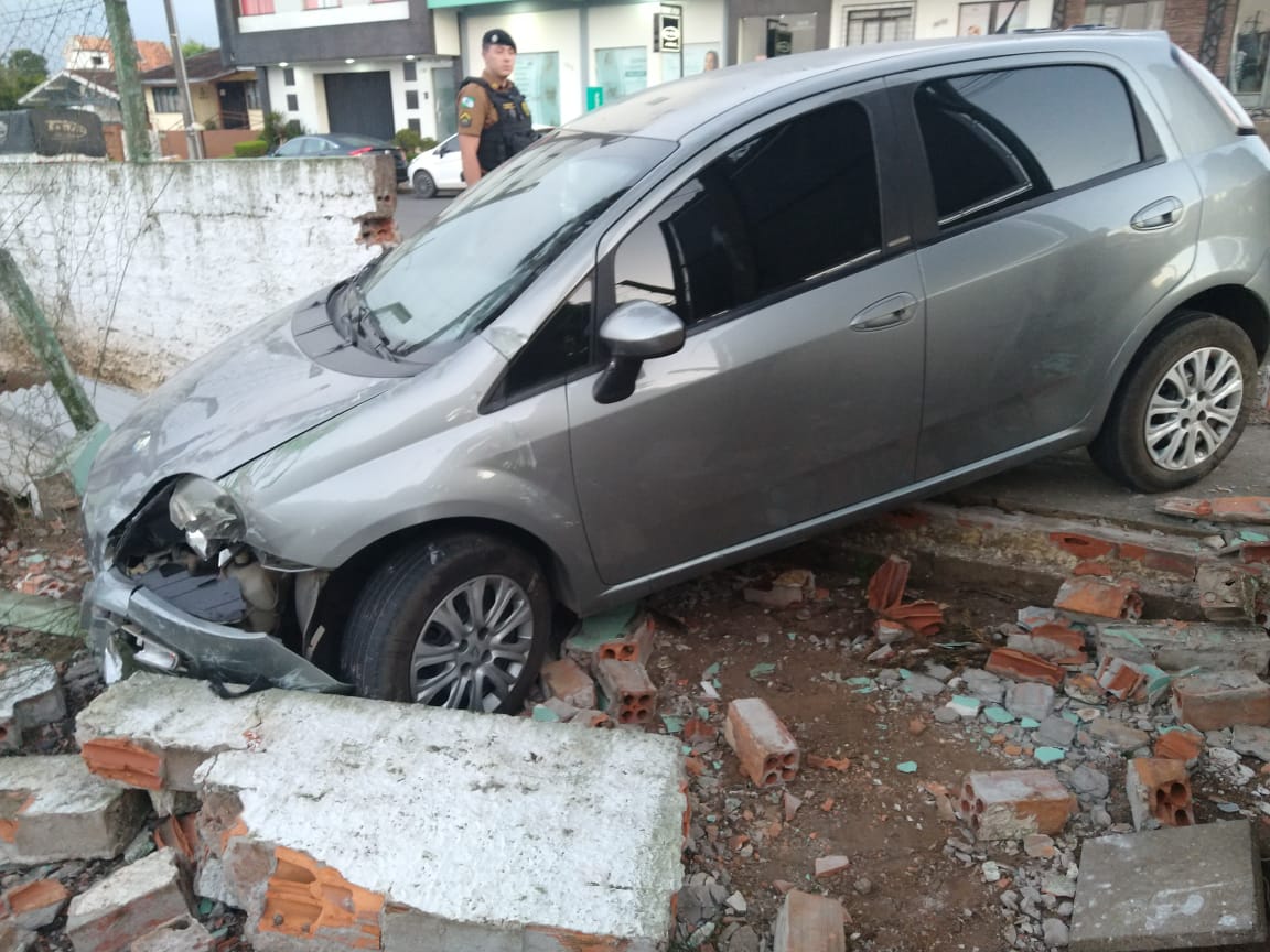 Carro bate em muro e condutor foge em São Mateus do Sul