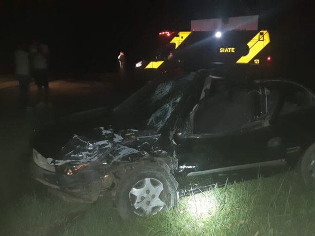 Colisão frontal entre veículos deixa dois feridos na BR-476