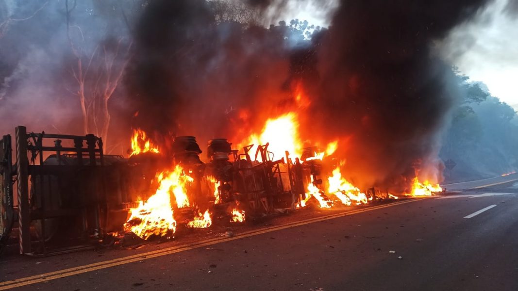 Caminhão pega fogo na BR-277 e homem morre carbonizado