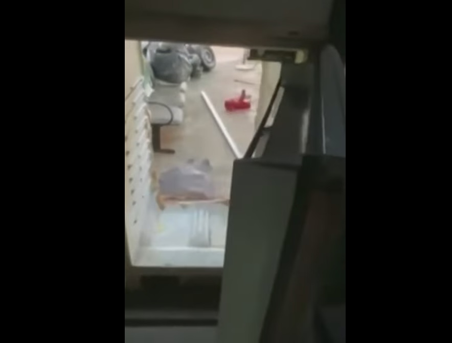 Homem usa passagem secreta em geladeira para fugir da polícia