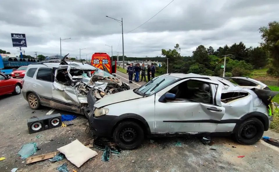 Motorista se emociona ao escapar ileso após carro invadir pista contrária: ‘Nasci de novo’