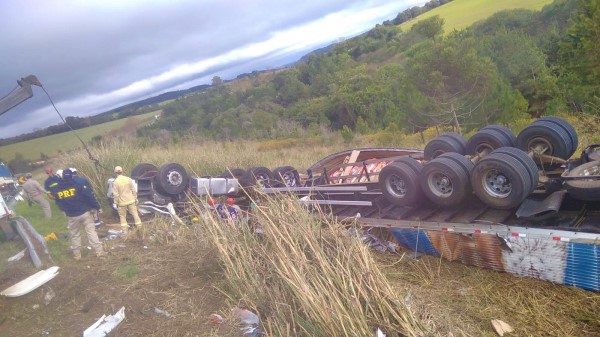 Motorista fica preso às ferragens após caminhão sair da pista e capotar em Ponta Grossa