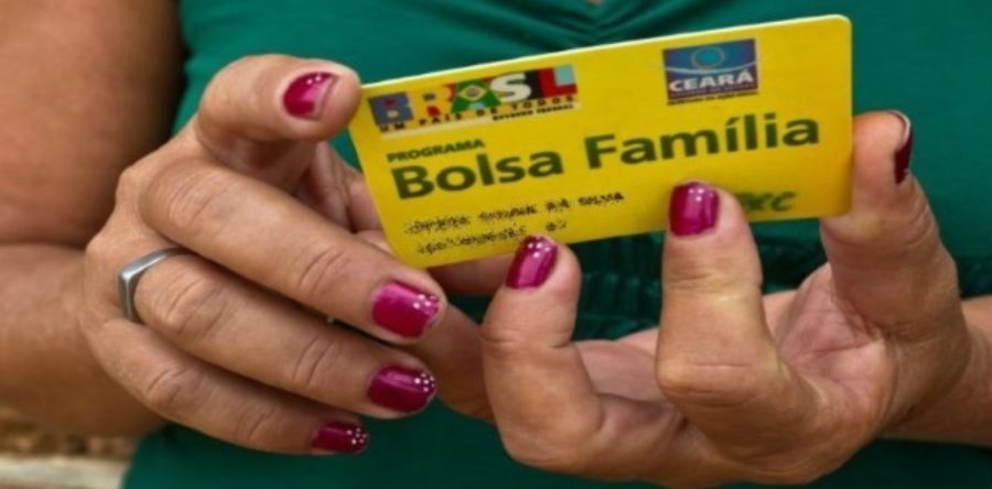 Bolsonaro assina medida que concede 13º pagamento do Bolsa Família