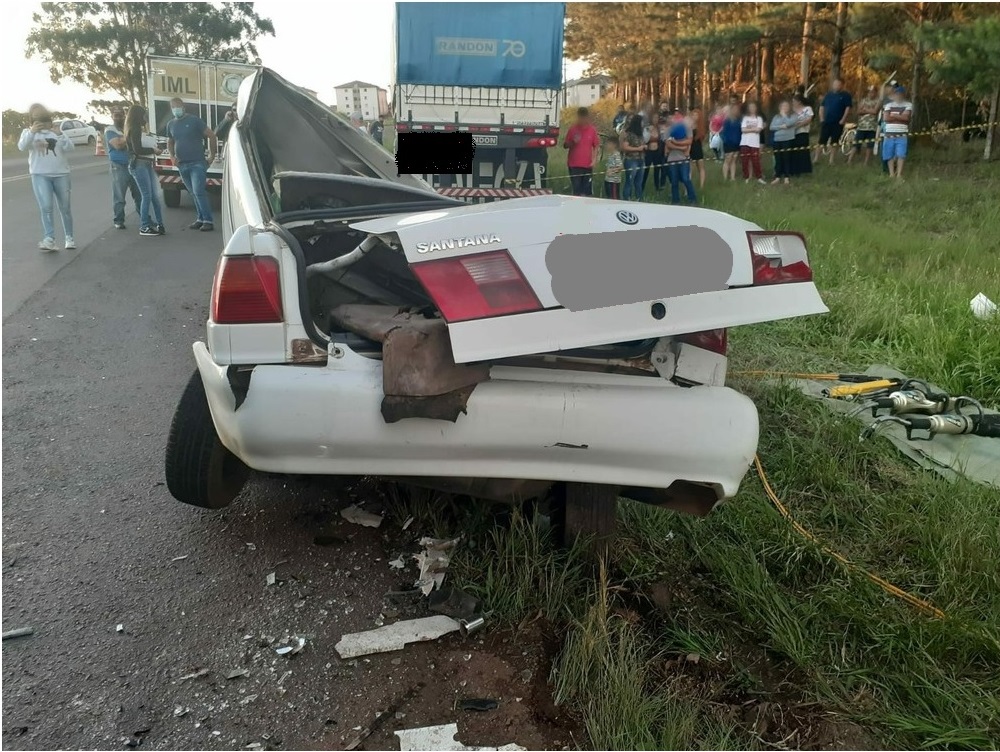 Casal morre em acidente entre carro e caminhão no PR