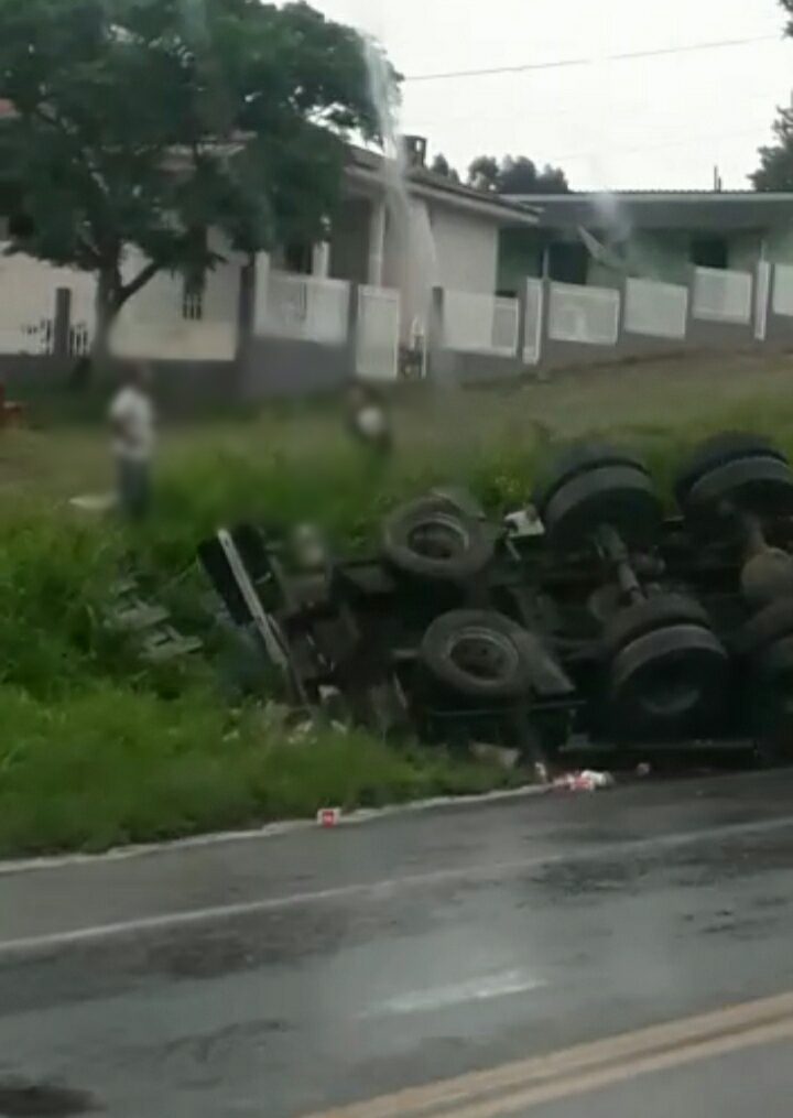 Caminhão tomba na BR-476 e carga é saqueada