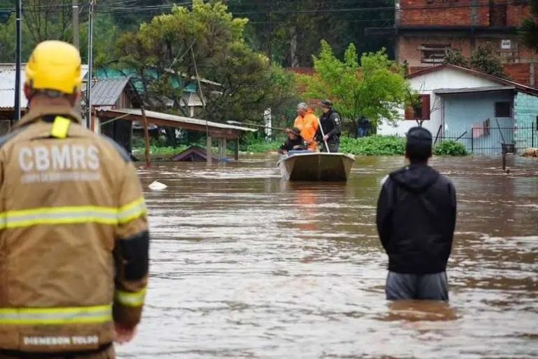 Ciclone no RS: cabo se rompe durante resgate e mulher morre após cair em rio junto com policial