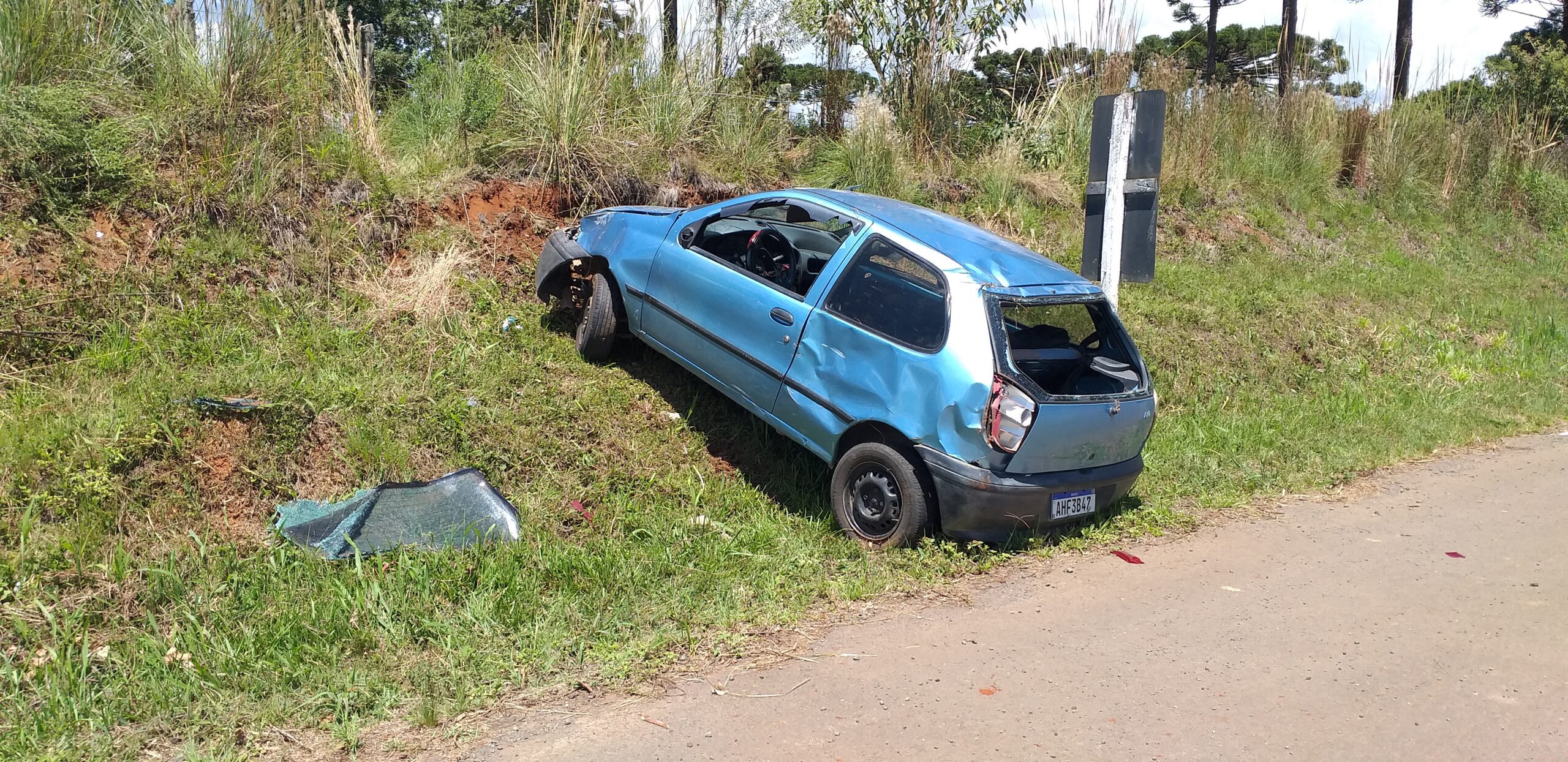 Duas Jovens e uma senhora ficam feridas em capotamento na PR 151