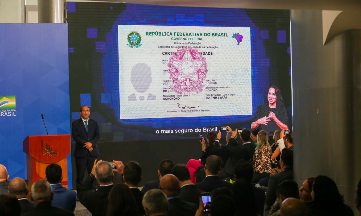 Governo entrega primeiras carteiras de identidade nacional