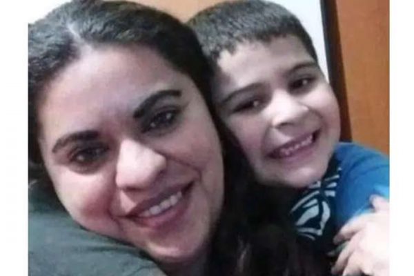 Policial chora ao ver menino morto pelo pai em cima do corpo da mãe