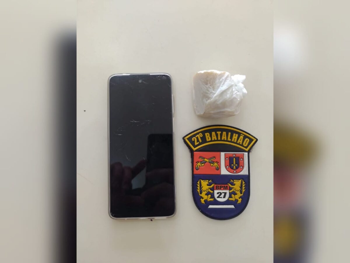 PM aborda mototaxista com passageiro levando crack para 250 porções