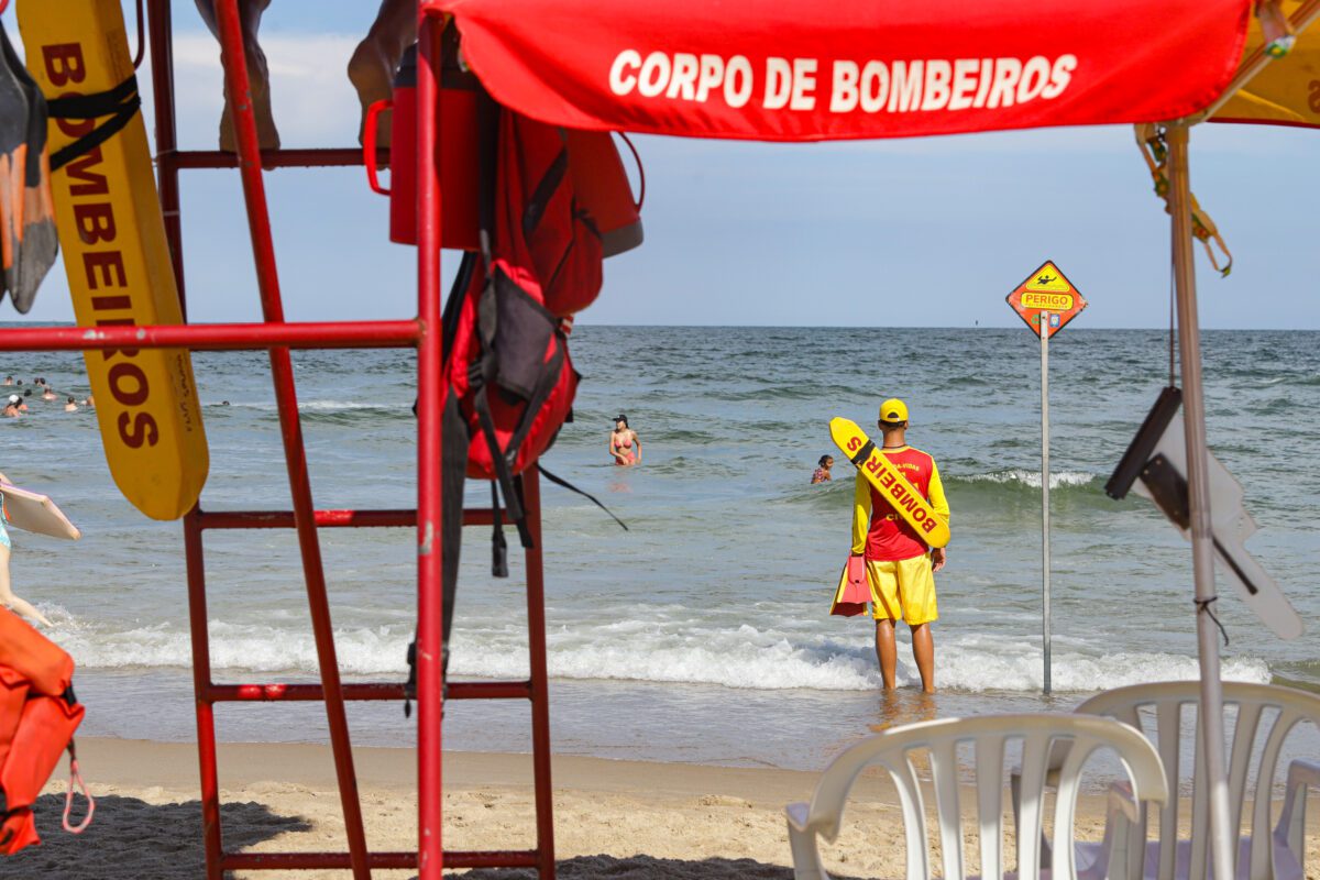 Bombeiros fazem mais de 1,2 mil salvamentos durante temporada nas praias do Paraná