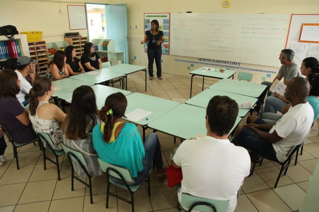 Projeto que permite ausência ao trabalho para ir em reunião escolar vai à Câmara dos Deputados