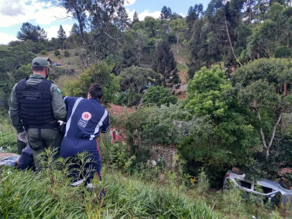 Motorista é arremessado para fora de carro e morre em capotamento no PR