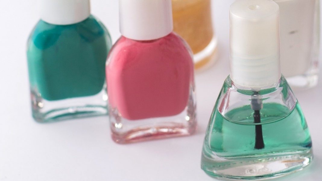 Homem tenta fazer esposa engolir vidro de esmalte durante agressão no PR