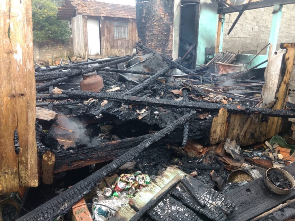 Casa pega fogo e fica destruída em São Mateus do Sul