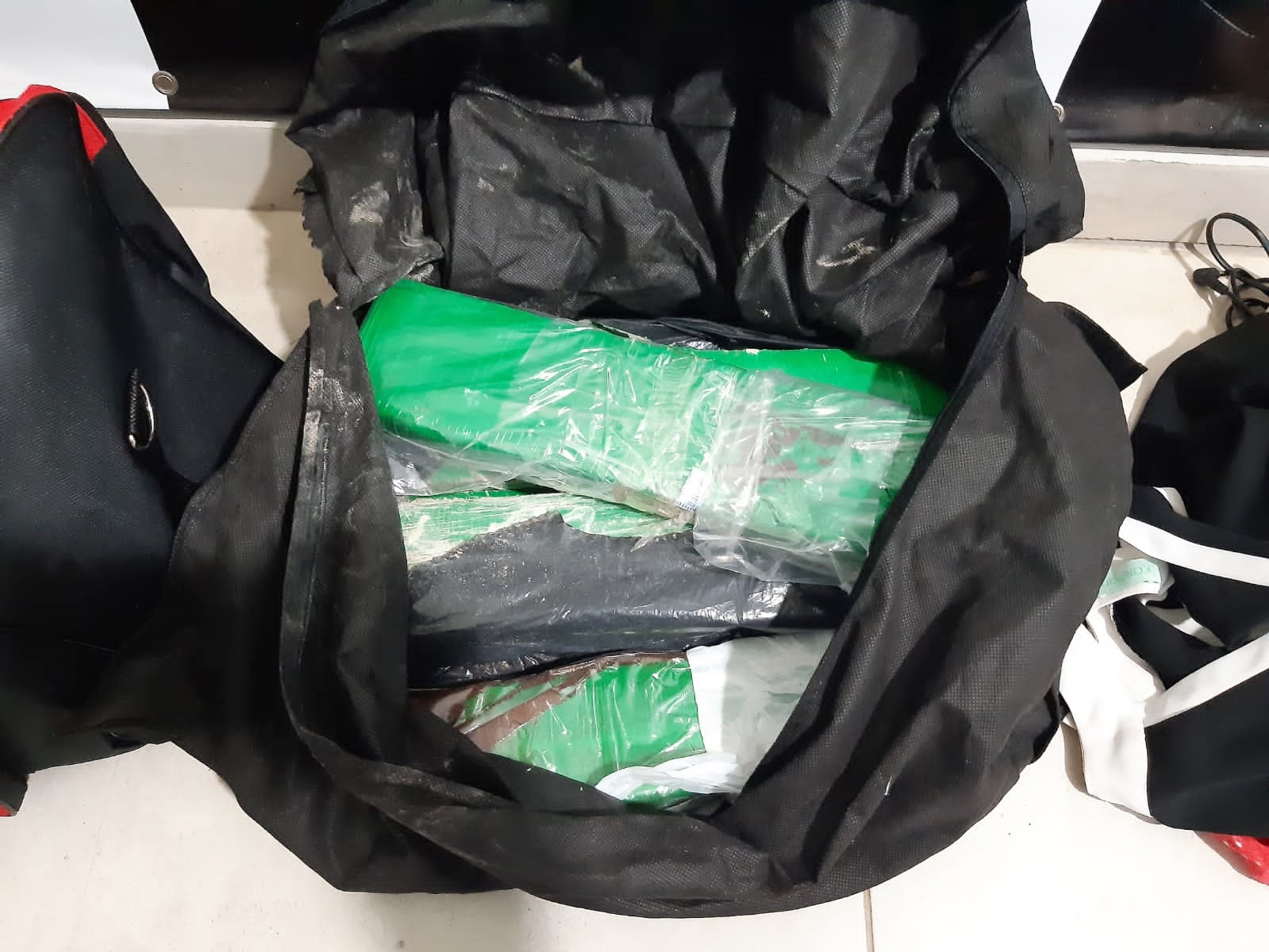 PRF é chamada por furto de celular e encontra 5 kg de maconha; também carga de cigarros