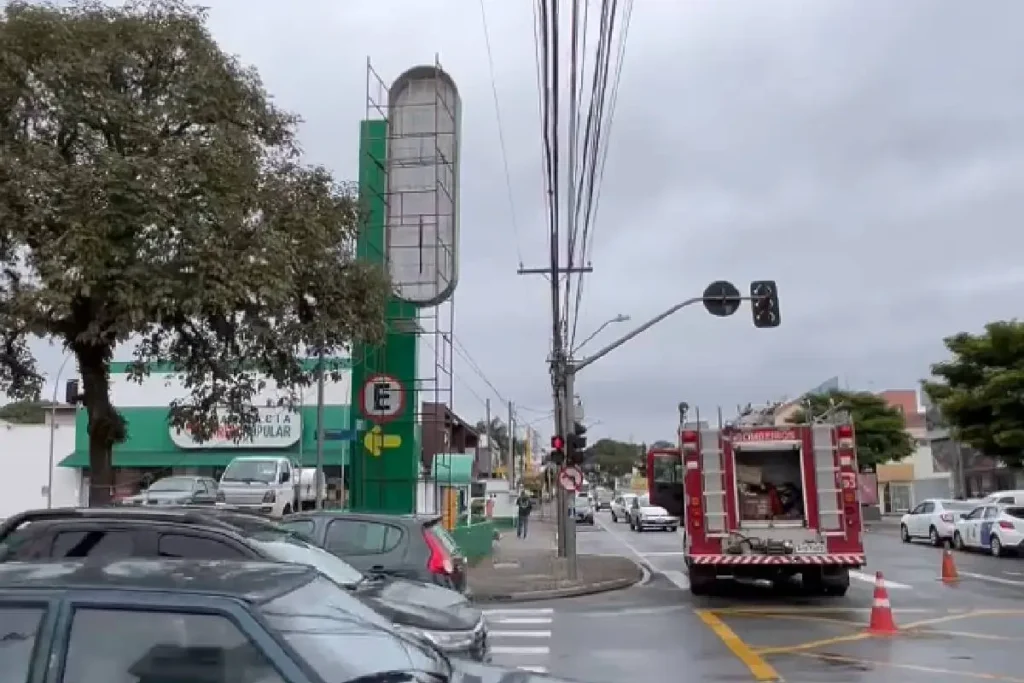 Trabalhador leva choque e fica pendurado a 7 metros de altura no Paraná