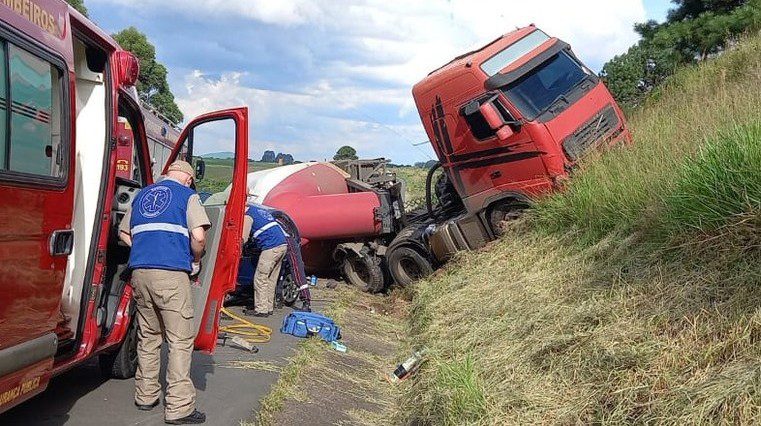 Colisão entre carro e caminhão deixa motorista gravemente ferido em Palmeira