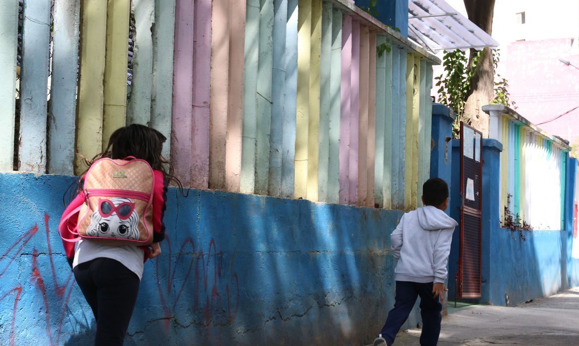 Estratégias para vacinar adolescentes devem envolver ambiente escolar