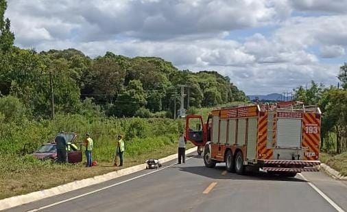 Capotamento na BR-280, em Canoinhas, deixa uma pessoa ferida