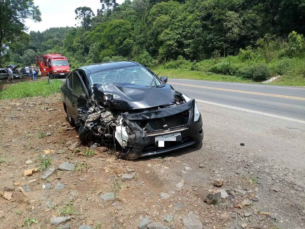 Colisão entre dois automóveis deixa uma pessoa ferida na BR-476