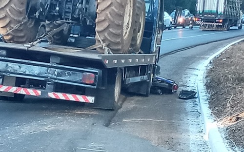 Moto é atingida por caminhão na BR-153 e dois ficam feridos 