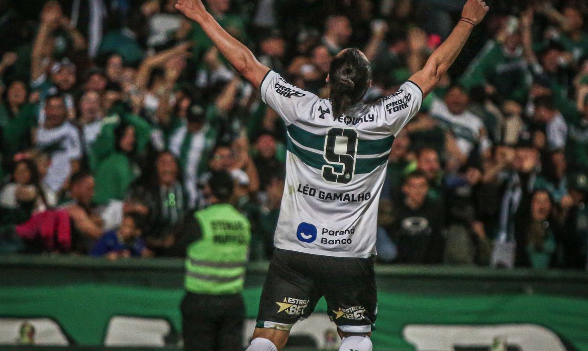 Coritiba garante acesso à Série A do Brasileirão, após tropeço do CRB