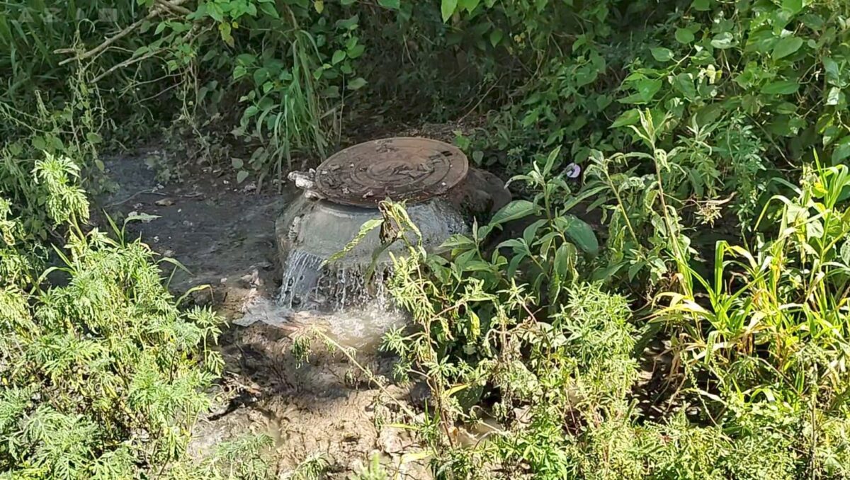 Vazamento de esgoto preocupa moradores da Vila Pinheirinho em São Mateus do Sul