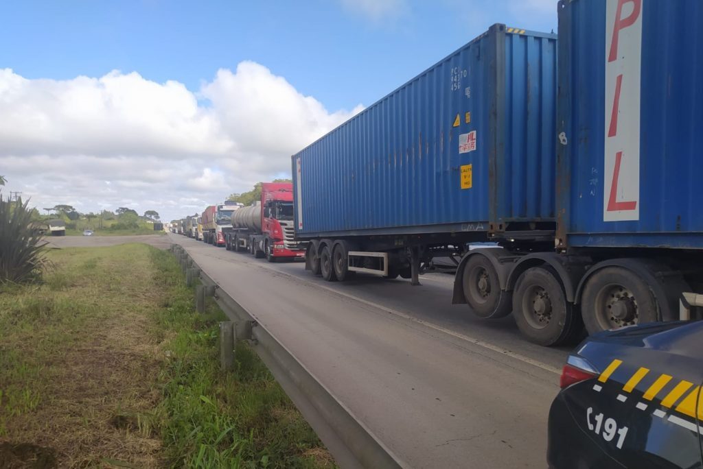 Rodovias do Paraná em direção ao Litoral registram lentidão e filas nesta quarta-feira