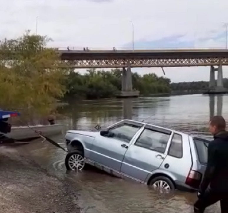 Confirmado: carro encontrado submerso no Rio Iguaçu é de casal desaparecido