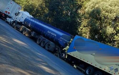 Em grave acidente na BR-476, caminhão atinge traseira de carreta e motorista morre